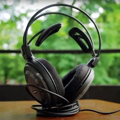 Audio-Technica ATH-AD700X With Decent Background